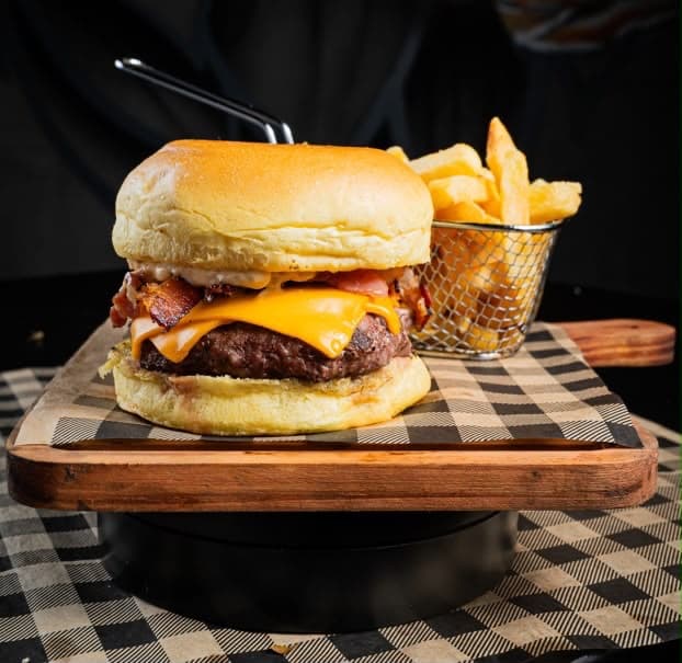 Hambúrguer artesanal com bacon e cheddar do Chama Burger & Steak