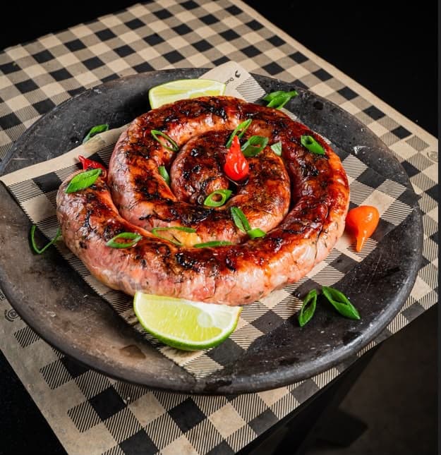 Linguiça artesanal em espiral grelhada na brasa do Chama Burger & Steak
