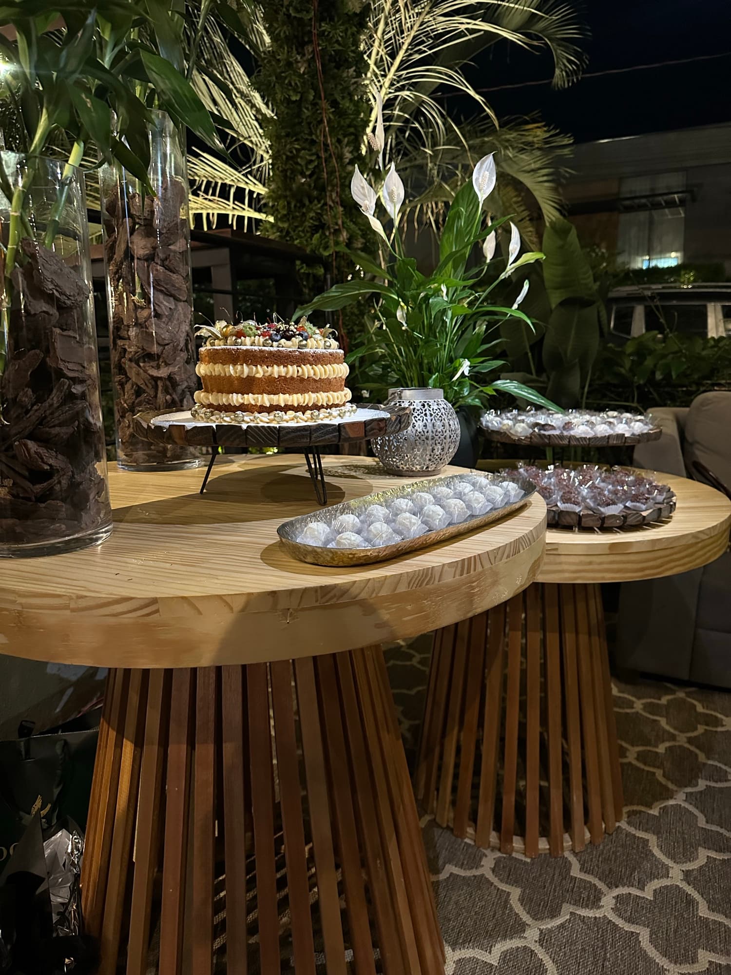 Mesa de sobremesas decorada para evento no Gastrô Mall