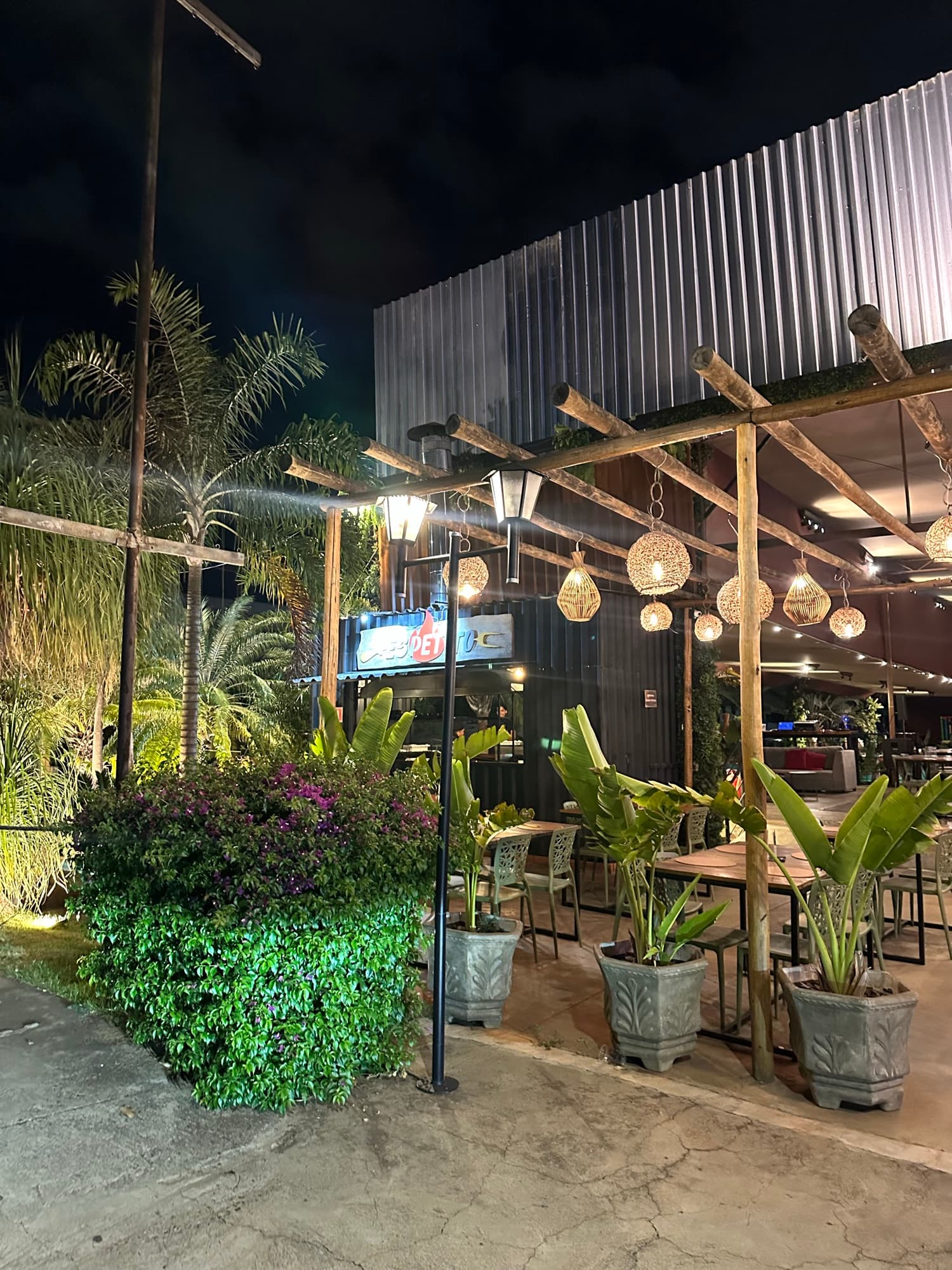Terraço do Gastrô Mall com mesas ao ar livre