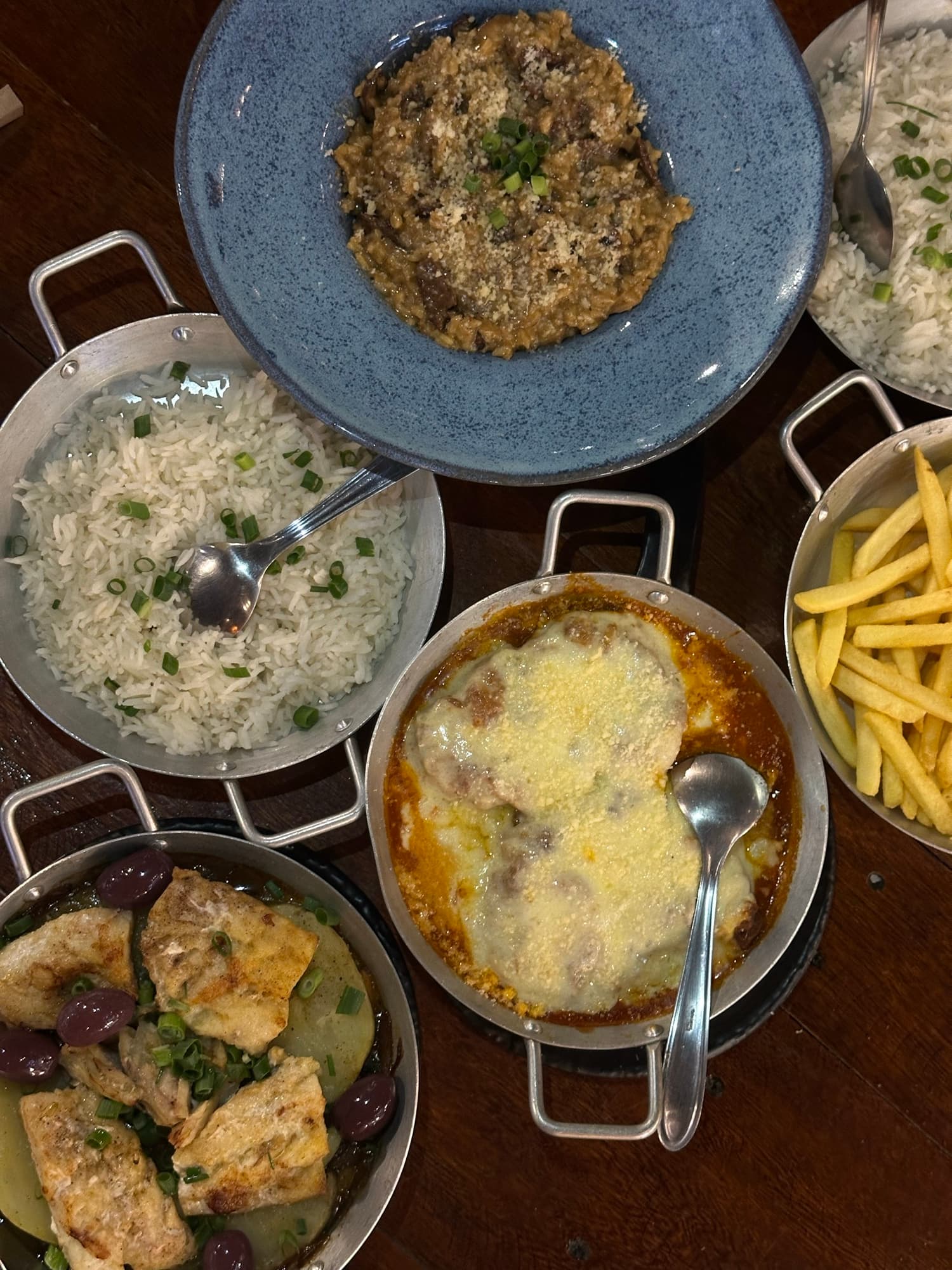 Mesa com pratos variados do DON no Gastrô Mall em Uberlândia