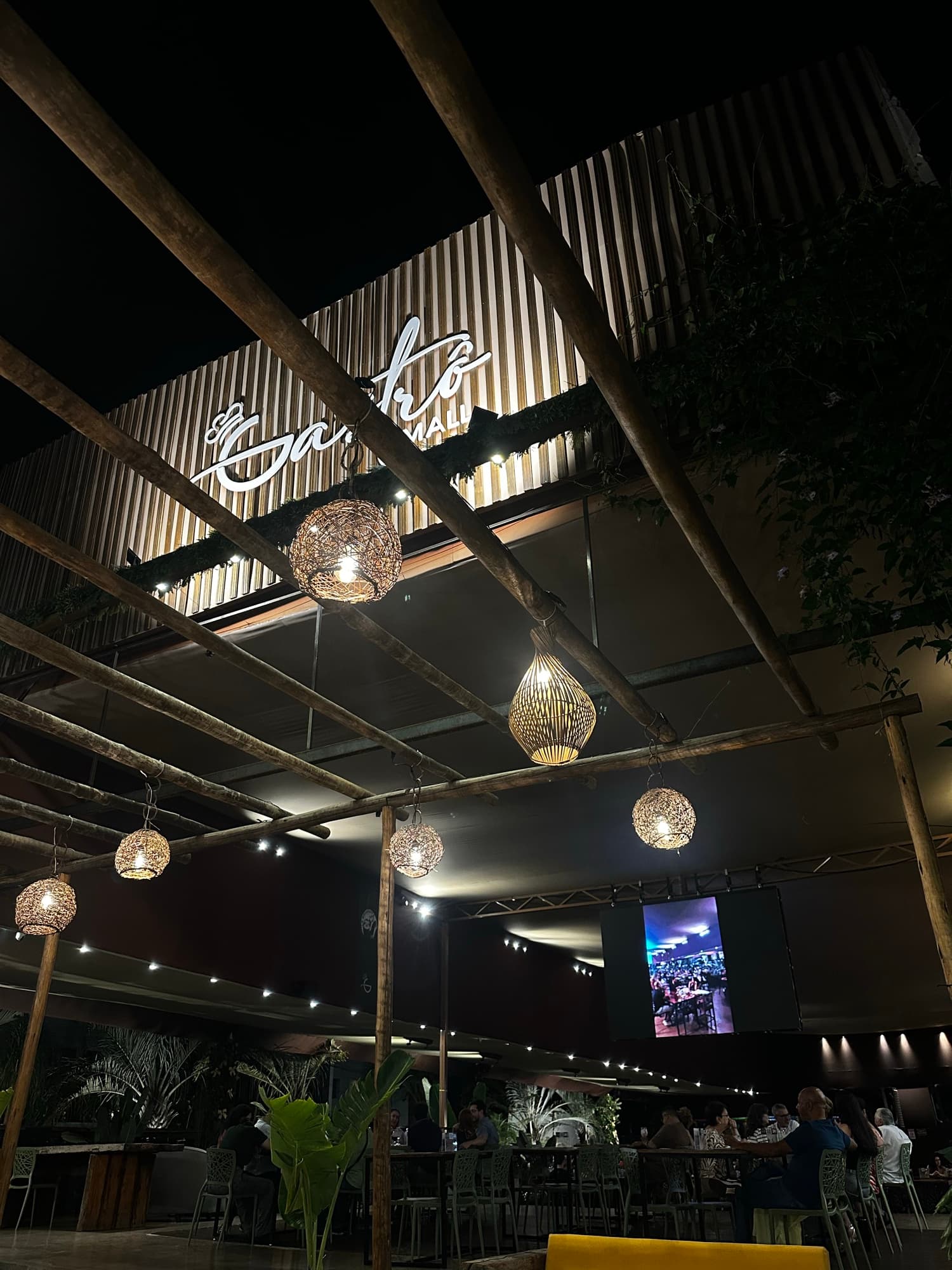 Letreiro do Gastrô Mall iluminado à noite
